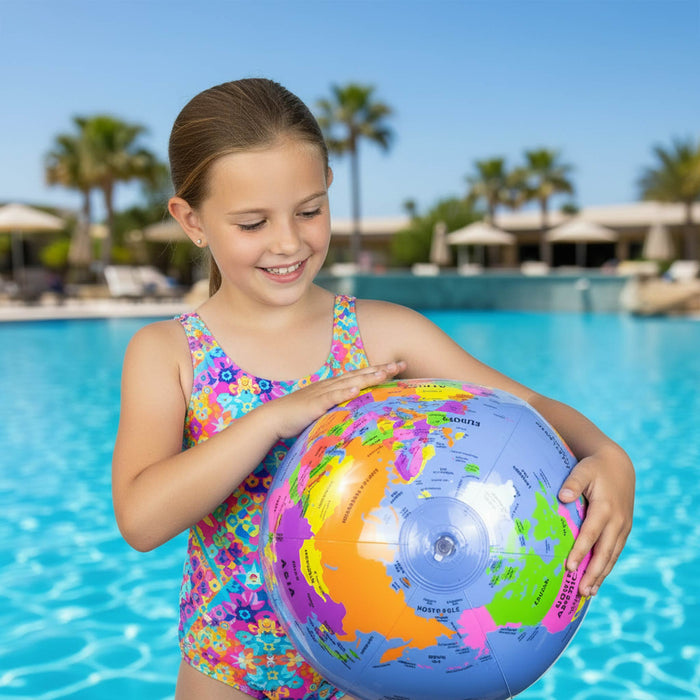 remplaza el nino por nina y colocala en ropa de bano fondo piscina clima verano manten cuadrado no cambies el producto de ninguna forma